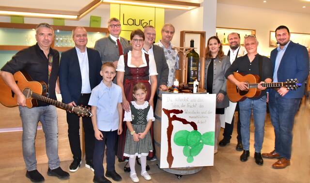 Ehrengäste scharen sich um den Montiliner
 | Foto: Herbert Schleich
