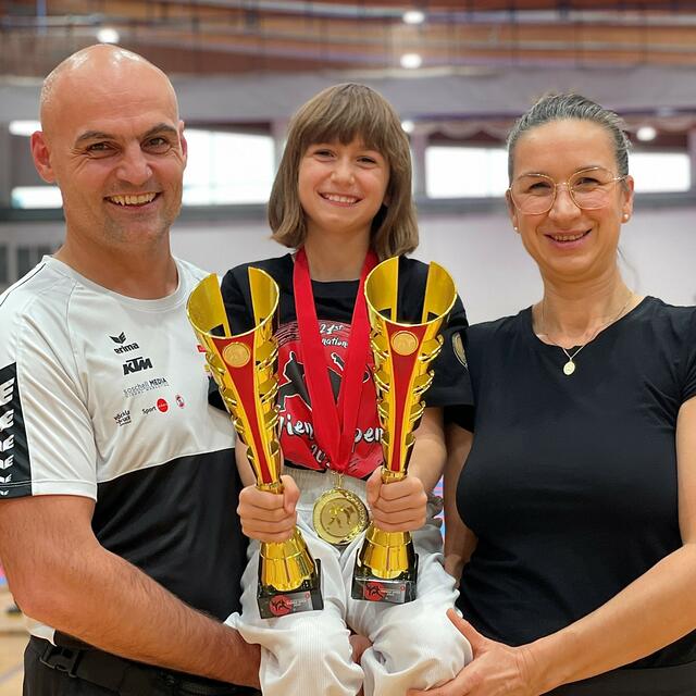Sophia Schell (m.) eroberte in Wien zwei Goldmedaillen und freut sich mit Trainer-Papa Thomas Schell sowie mit Mutter Carina. | Foto: Shin Tai Karate