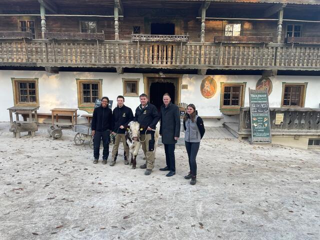 Die Kalbin „Mina“ wird von ihrem bisherigen Zuhause im Tiergarten Schönbrunn abgeholt und tritt ihre Reise zur LFS Hollabrunn an. Am Foto von links nach rechts: Jasmine Scantleburry (Tierpflegerin, LFS Hollabrunn), Fabian Schlager und Gerold Vierbauch vom Tiergarten Schönbrunn, Direktor der LFS Hollabrunn Stefan Amon und Schülerin der 4. Klasse Kleintierhaltung Magdalena Gartner. | Foto: LFS Hollabrunn