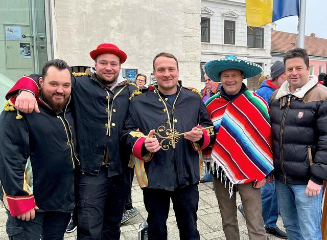 vlnr: Lukas Kührer, Erik Stippinger, Stefan Bauer, BGM Thomas Ram, Vize-BGM Gerald Baumgartlinger | Foto: Stadtgemeinde Fischamend