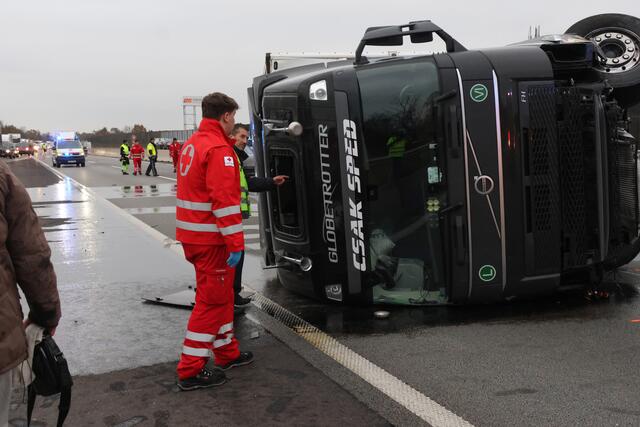 Schwerer Unfall auf der Welser Autobahn in Puchberg: nach der Kollision mit einem Pkw wird ein Sattelschlepper durch die Luft geschleudert und bleibt auf der Seite liegen. | Foto: laumat.at