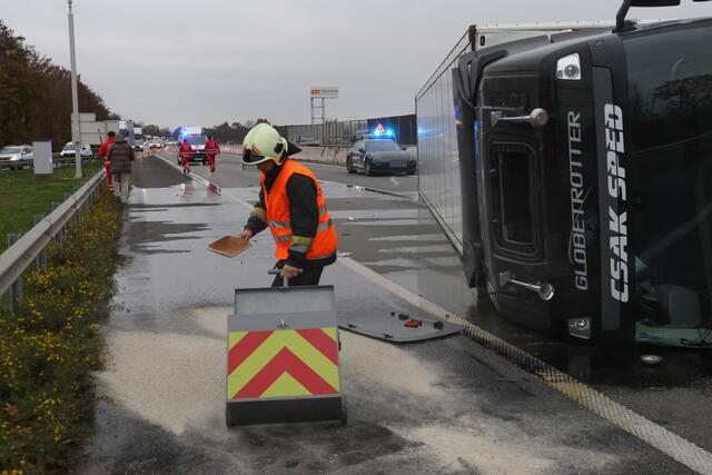 Schwerer Unfall auf der Welser Autobahn in Puchberg: nach der Kollision mit einem Pkw wird ein Sattelschlepper durch die Luft geschleudert und bleibt auf der Seite liegen. | Foto: laumat.at