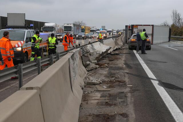 Schwerer Unfall auf der Welser Autobahn in Puchberg: nach der Kollision mit einem Pkw wird ein Sattelschlepper durch die Luft geschleudert und bleibt auf der Seite liegen. | Foto: laumat.at