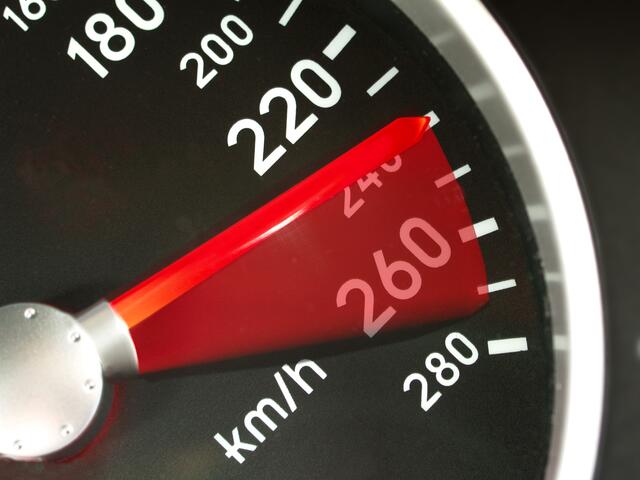 Zur Geisterstunde war ein 23-jähriger Pkw-Lenker auf der A12 bei Zirl unterwegs. Statt den erlaubten 110 km/h, war das Fahrzeug mit 204 km/h unterwegs. Dem Lenker wurde der Führerschein abgenommen und der Pkw beschlagnahmt. (Symbolfoto) | Foto: farbpixel/panthermedia