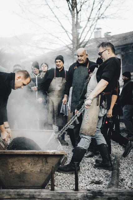 Das schwarze Alpenschwein vom Großspeckhof wird für die Verarbeitung vorbereitet. | Foto: Jürgen Schmücking