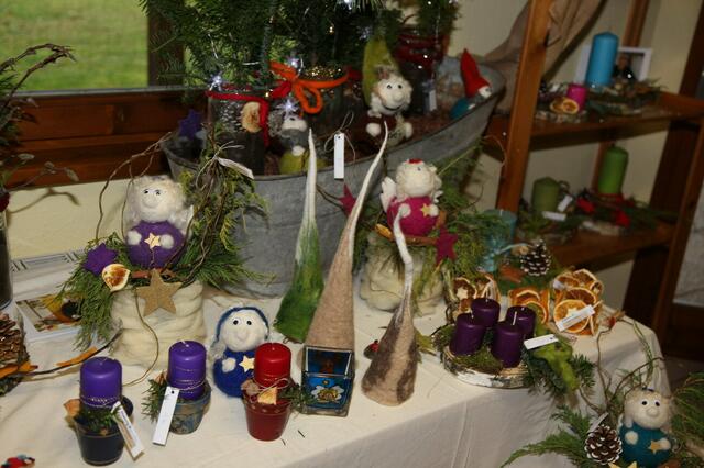 Alles Handarbeit: Beim Adventbasar wird man fündig. | Foto: Manfred Schusser