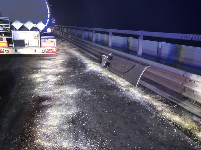 Mit Ölbindemittel und Ölsperren wurde der Diesel gebunden. | Foto: FF Steinberg