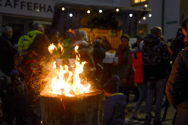 Weihnachtliche Stimmung bei den Standln. | Foto: Rabensteiner
