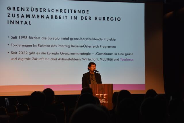 Esther Jennings (Geschäftsführerin Euregio Inntal) betonte, dass auch Kulturkooperationen im Rahmen des Interreg-Programms gefördert werden.  | Foto: Barbara Fluckinger