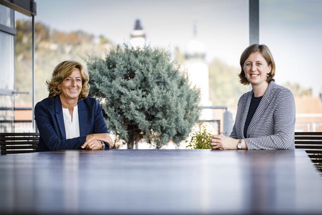 Fünf Zukunftsfelder, sechs Handlungsebenen, 20 Maßnahmen: Wirtschaftslandesrätin Barbara Eibinger-Miedl und ACstyria Geschäftsführerin Christa Zengerer reagieren auf globale Veränderungen der Automobilindustrie.  | Foto: Land Steiermark