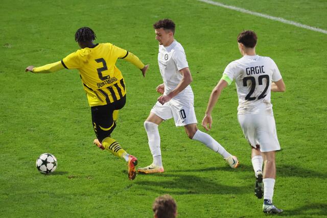 Am vierten Spieltag fügten die jungen "Schwoazn" dem BVB die erste Niederlage in der Youth League zu. Den 2:3-Siegestreffer schoss Grgic der 83. Minute. | Foto: GEPA