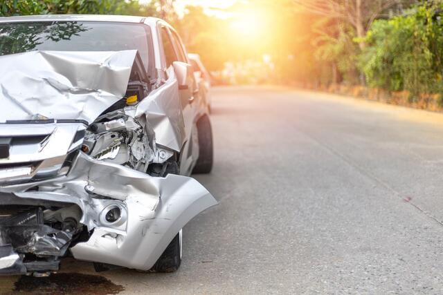 Pkw kam von der Fahrbahn ab und prallte gegen eine Begrenzungsmauer. (Symbolfoto) | Foto: stock.adobe.com/at/AKGK Studio