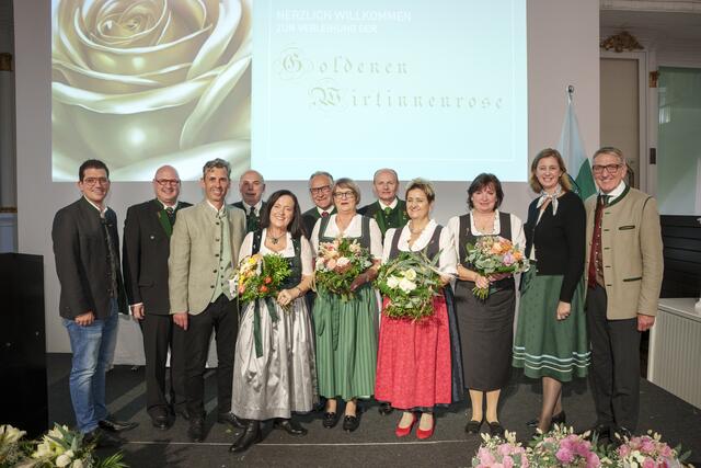 Die vier geehrten Gastwirtinnen des Bezirks Voitsberg mit zahlreichen Ehrengästen und Vertretern der Wirtschaftskammer | Foto: ARTige Bilder, Hannes Loske