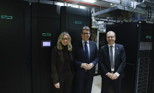 Sylvia Bauer-Beck, kaufmännische Generaldirektorin der GeoSphere Austria, Bildungsminister Martin Polaschek (ÖVP) und Andreas Schaffhauser, wissenschaftlicher Generaldirektor der GeoSpehere. Dahinter der neue Hochleistungsrechner "HPE Cray- XD2000". | Foto: BKA/Aigner