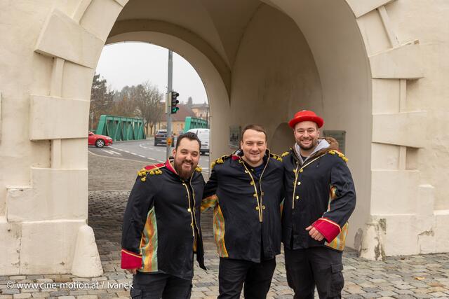 Das Faschingskomitee Lukas Kührer, Roman Bauer und Erik Stippinger begrüßt die Gäste (vlnr). | Foto: www.cine-motion.at / Ivanek