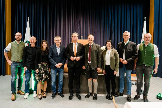 Landeshauptmann Drexler mit BGM Peter Schlagbauer und Ortsparteivorstand (von links: GR Johann Ederer, GR Gottfried Grabner, GR Christina Scheucher, Vzbgm. Herbert Frieß, Landeshauptmann Drexler, GR Angelika Heuberger, GR Wolfgang Ableitner, GR Christian Macher) | Foto: stvp