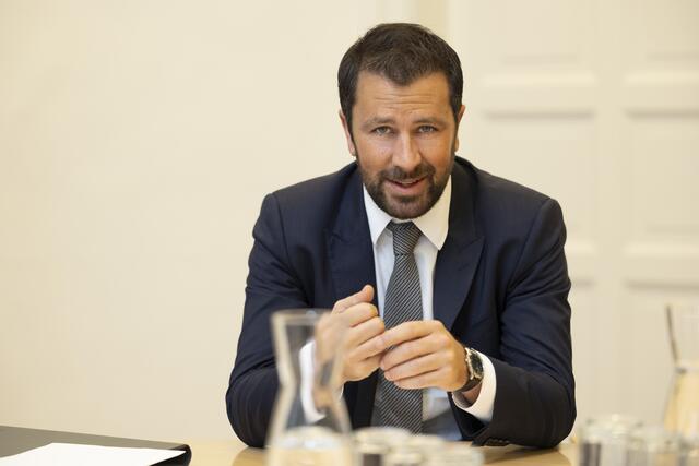 LHStv. Georg Dornauer steht in der Kritik. Ein Foto vom September aus der Steiermark zeigt ihn mit einem erlegten Hirschen. Mit dabei: René Benko und ein Hotelier aus Tirol. | Foto: die Fotografen