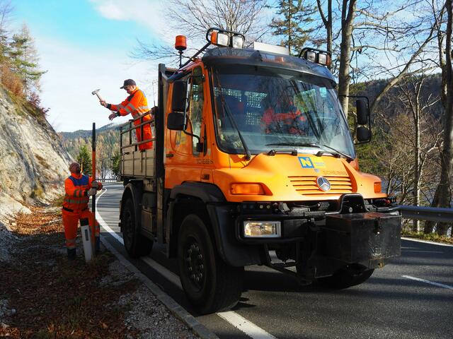 Entlang der Straßen des Bezirks Scheibbs müssen die Schneestangen aufgestellt werden. | Foto: Gertraud Mühlbachler/NÖ Straßendienst