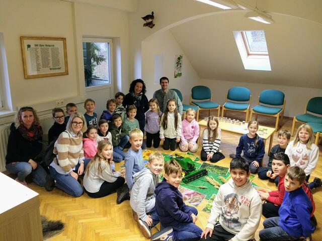 Kinder der dritten Klasse mit den Lehrerinnen Katharina Kerschhofer und Kerstin Lohninger (links) und den Bauernbundvertretern Waltraud Ungersböck und Patrick Hochhofer (hinten) | Foto: Waltraud Ungersböck