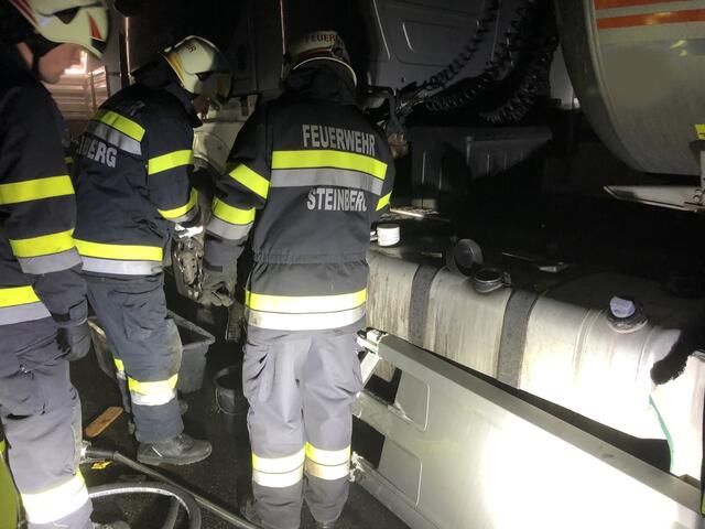 Die Feuerwehrleute der FF Steinberg mussten Diesel abpumpen und konnten das Leck provisorisch abdichten. | Foto: FF Steinberg