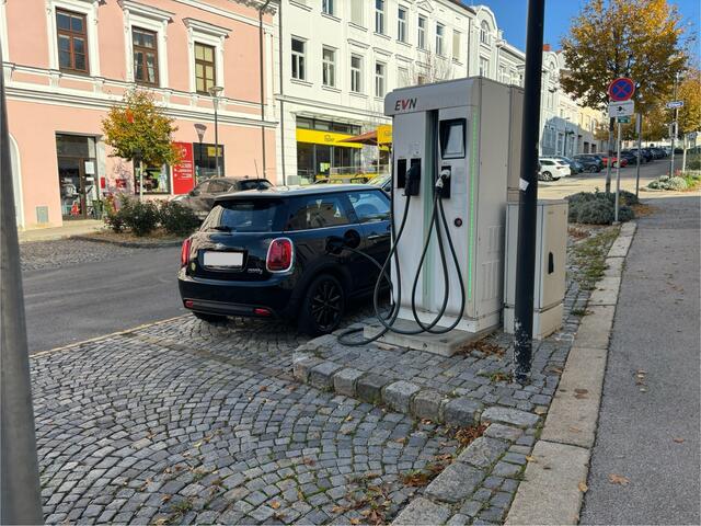 Das Netz an Stromtankstellen ist im Bezirk Hollabrunn gut ausgebaut, hier vor dem Hollabrunner Rathaus. | Foto: Alexandra Goll