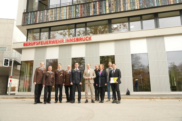 Übergabe an die Berufsfeuerwehr Innsbruck. | Foto: Julia Perktold