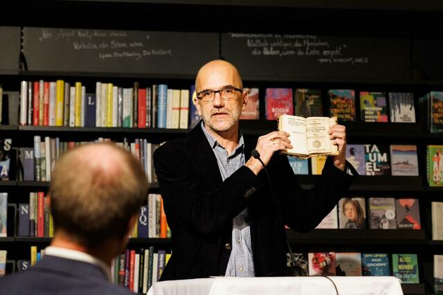 Roland Sila mit dem ersten von Michael Wagner gedruckten Büchlein. | Foto: Melanie Renk