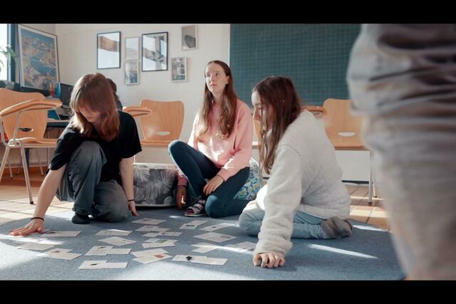 Lea Kosch, Sarah Haidinger und Lea Hofinger üben im Fremdsprachenunterricht in der Lounge. Ein Klassenzimmer wie ein Wohnzimmer | Foto: Imagefilm der HLW Braunau 2024/25, Konzeption: HLW Braunau, Fa. Daniel Gepp