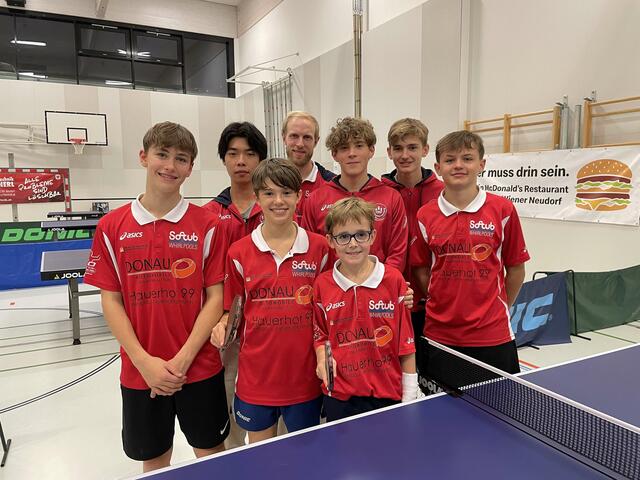 Die Teilnehmer der diesjährigen Tischtennis Landesmeisterschaften in Guntramsdorf: vorne Frederik Bozkurt, Moritz Lind, Maxi Pucher und
hinten, Co-Trainer Michael Li, Trainer Fabrizian Pokorny, Sebastian Reitinger, Jonas Pitour, Henri Kleemann | Foto: ASVK 2024