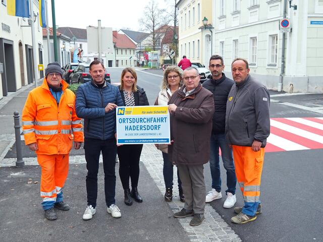 Erich Zach (Straßenmeisterei Langenlois), Stadtrat Christoph Hofbauer (i.V. von LH-Stellvertreter Udo Landbauer), Dipl.-Ing. Andrea Fahrngruber (Leiter-Stv. der NÖ Straßenbauabteilung Krems), Ing. Barbara Fragner und Bürgermeister Heinrich Becker (Marktgemeinde Hadersdorf-Kammern), Christoph Pieringer (Leiter der Straßenmeisterei Langenlois) und Peter Hindinger (Straßenmeisterei Langenlois).

  | Foto: Land NÖ