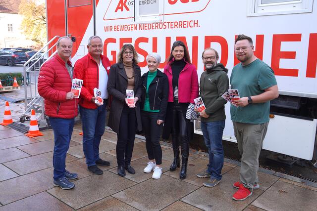 Markus Berger und Hans-Joachim Haiderer (AK-Abteilung Betriebsservice- und Funktionärinnenausbildung), Angela Fischer (AK Niederösterreich-Vizepräsidentin), Sabine Riederer und Mag. Katharina Gfrerer (Centermanagement Rosenarcade Tulln), Günter Kraft (AK Niederösterreich-Bezirksstellenleiter Tulln), Christian Biegler-Powolny (ÖGB-Regionalsekretär). | Foto: AK Niederösterreich/Gattinger