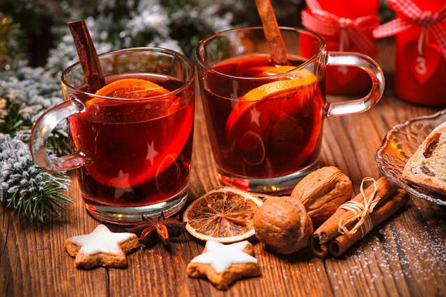 Verschiedene Köstlichkeiten warten auf die Gäste. Serviert werden Bratapfelglühwein, hausgemachter Punsch und Erdäpfelsuppe im Brotlaib.  | Foto: Haubis GmbH