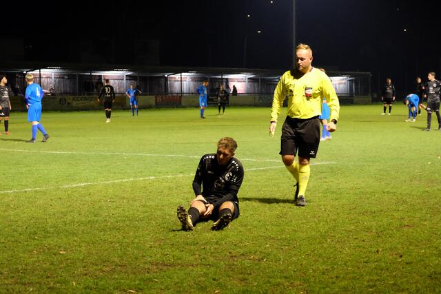 Schiedsrichter Thomas Bernhard sorgt sich um das Wohlergehen eines Spielers. Der Referee hatte einen schwierigen Abend.