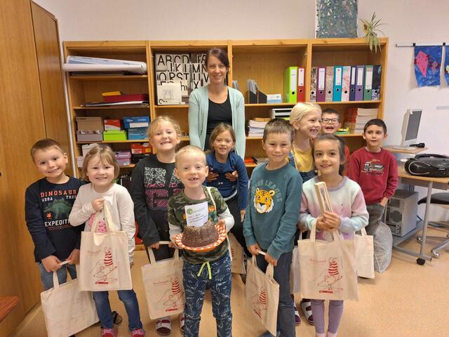 Die Kinder freuten sich über die Büchertasche samt Lesestoff. | Foto: Bibliothek Kirchdorf