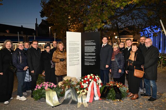 Im Bild von links: GR Gertraud Auinger-Oberzaucher, GR Judith Händler, StR Martina Weißenböck, StR Herbert Dopplinger, Mag. Eveline Elisabeth März, GR Christian Ecker, Vizebürgermeisterin Helga Krismer, Bürgermeister Stefan Szirucsek, StR Maria Wieser, Theresa Riedmayer, Markus Riedmayer, Emma und Gerold Vorberg und GR Rudolf Teuchmann. | Foto: 2024psb/sap