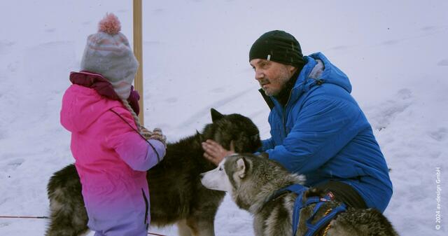 Inmitten der Berge Vorarlbergs betreibt Anton Kuttner ein kleines Camp mit 15 Huskys. | Foto: av-design GmbH