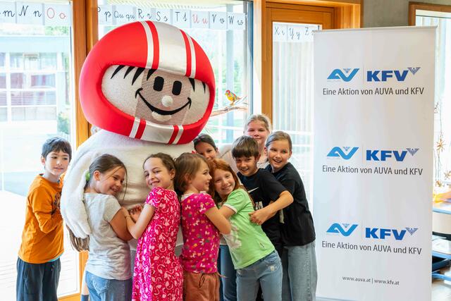 Helmi zeigt, wie es geht: Das beliebte Maskottchen Helmi erklärt den Schülerinnen und Schülern
der Volksschule Leitendorf spielerisch die wichtigsten Regeln im Straßenverkehr. | Foto: KFV/Michael Sabotha