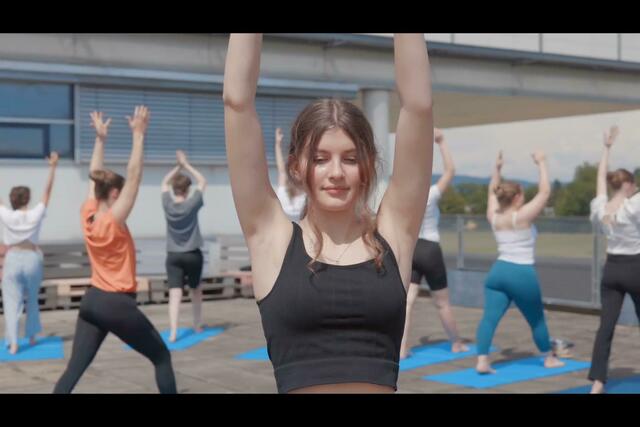 Yoga auf der Dachterrasse. Im Bild Hanna Skrabl | Foto: Imagefilm der HLW Braunau 2024/25, Konzeption: HLW Braunau, Fa. Daniel Gepp