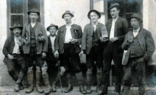 Frühschoppen etwa 1920 beim Brunnbachwirt. Der Dritte von links ist Josef Aschauer, der Großvater von Gerhard Weissensteiner. | Foto: Weissensteiner