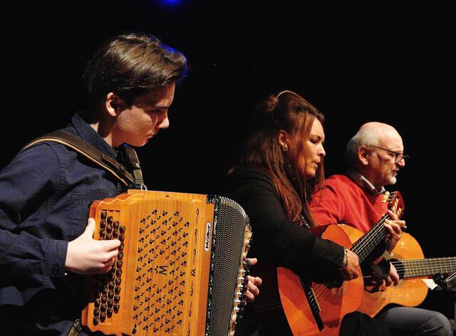 Von rechts: Autor der Chronik Hans T. Tafner - er hat sich auch als Komponist, Sänger und Gitarrist eingebracht - mit Birgit Schmidpeter und Tobias Schmidpeter.