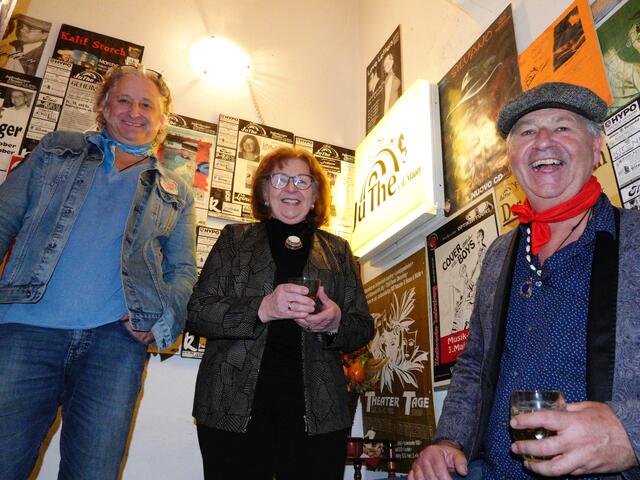 Stimmung prächtig, Ilse Flor freut sich im JuThe über volles Haus für Oliver Mally und Peter Schneider.