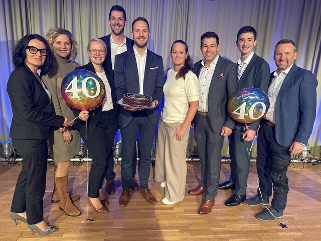 Christina Zeilinger, Bürgermeisterin Bärbel Stockinger, Carina Mauser, Martin Käfer, Filialleiter Martin Schuler, Retailleiterin Marion Kraus, Vorstand Christian Spitzer, Manuel Hofer, Stefan Haller. | Foto: Wiener Neustädter Sparkasse