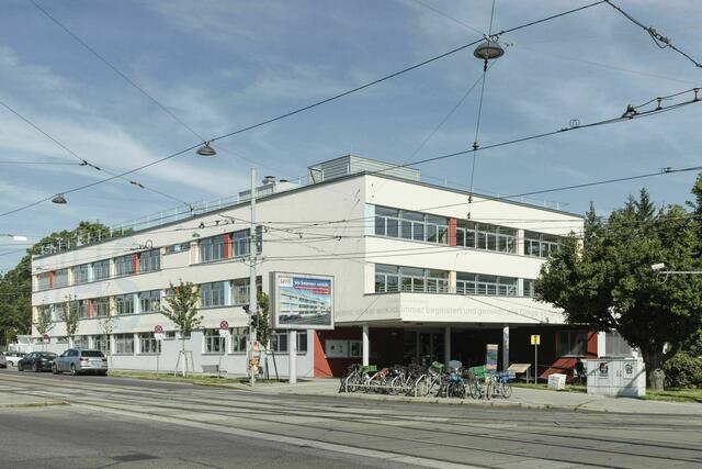 Die VHS Hietzing in der Hofwiesengasse 48 wurde zwei Jahre lang saniert. | Foto: Paul Ott