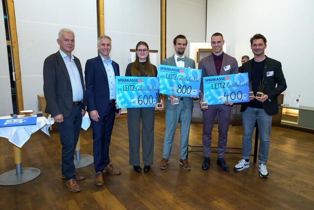 Preisverleihung der Tischlermeistergalerie 2024: Bundesinnungsmeister Gerhard Spitzbart, Robert Schlosser (Leitz), mit den drei Erstplatzierten Sophie Stückler, David Wollwang, Lukas Henke und Robin Bess, der den Publikumspreis ergatterte.  | Foto: H. Lauenböck