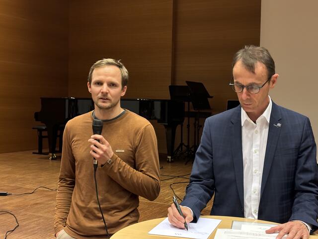 Martin Leitner (li) artikulierte die Interessen der Unternehmer des Untermarktes. Bgm. Günter Salchner moderierte den Abend.