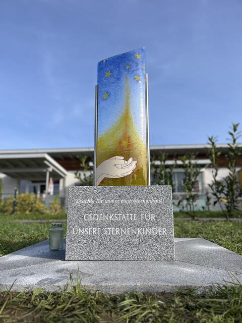 „Leuchte für immer mein Sternenkind“ lautet der Text auf der Gedenktafel des Sternenkinderdenkmals in Schwertberg. | Foto: Elisabeth Luftensteiner