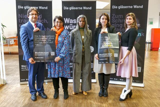 Eine neue Plakatwelle soll die "gläserne Wand" der Bevölkerung näher bringen. Über QR-Codes kommt man zu Erfahrungsbericht von antisemitischen Vorfällen und Ausgrenzungen. | Foto: Max Spitzauer/MeinBezirk