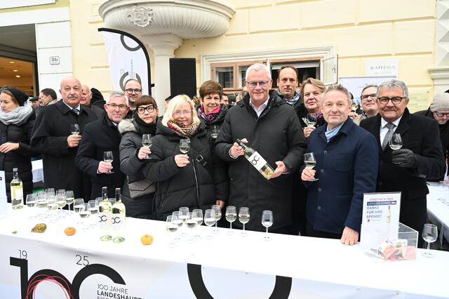 Der beliebte Stadtwein kommt heuer aus dem Weingut Esterhazy.  | Foto: Bettina Eder