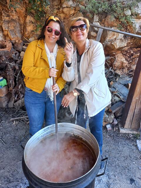 Die örtlichen Reisebegleiterinnen bereiteten ein köstliches Gulasch zu | Foto: zVg
