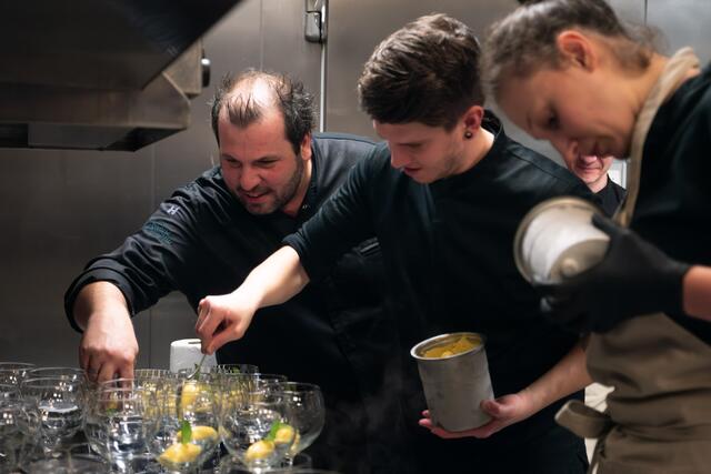 Matthias Ambrozy (l.) und Bernhard Zimmerl gemeinsam in der Küche | Foto: Waldviertel Tourismus/Franz Kuben